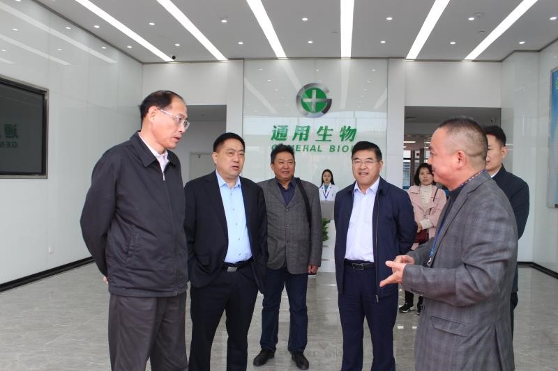 光伏板解決引水難題！云南這個村旱地變花田